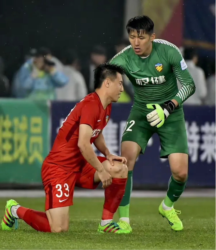 广东宏远训练开放日，今夜遗憾出局引欢呼，欧冠在即，更衣室氛围转暖-ayx