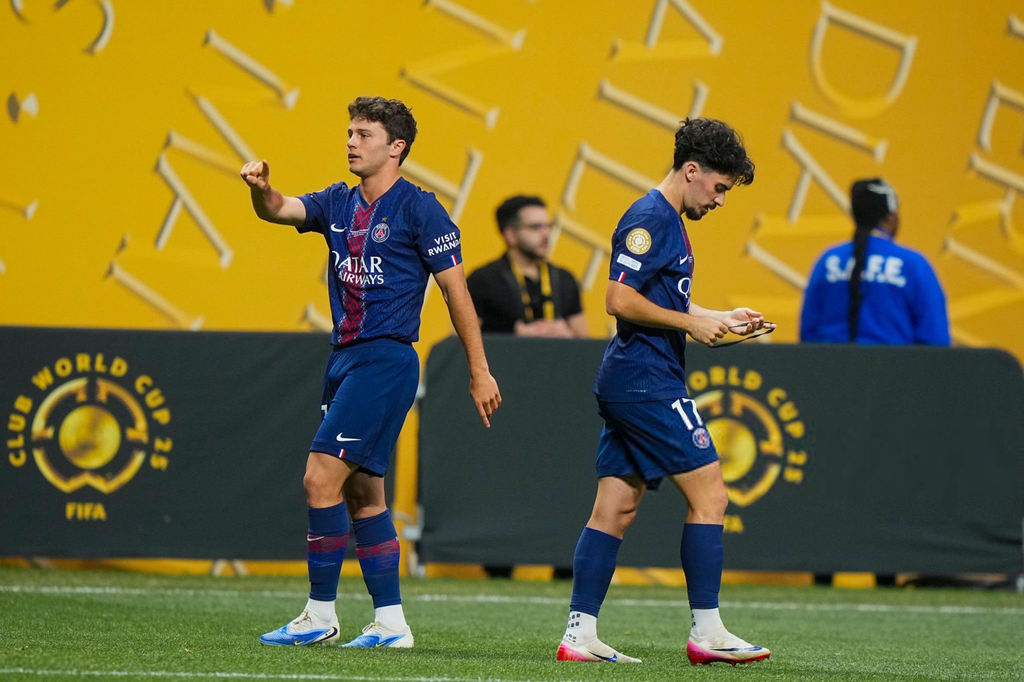 包含拜仁慕尼黑训练开放日，赛后主帅复盘引欢呼，法国杯在即，数据趋势出现新变化的词条